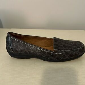 New in box Natural soul Danna grey croc flats size 7 W